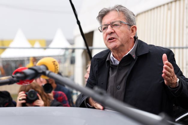 « Prenez votre élan»: Mélenchon exhorte LR à présenter une motion de censure