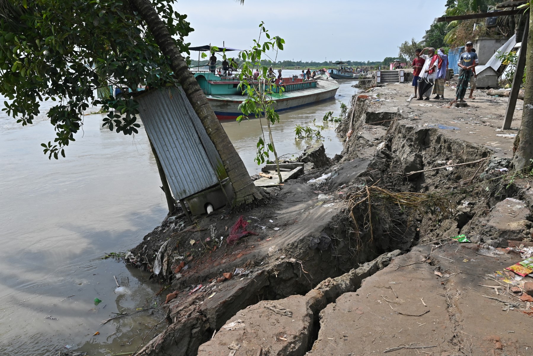 Au Bangladesh, les réfugiés climatiques fuient leurs villages emportés par les eaux