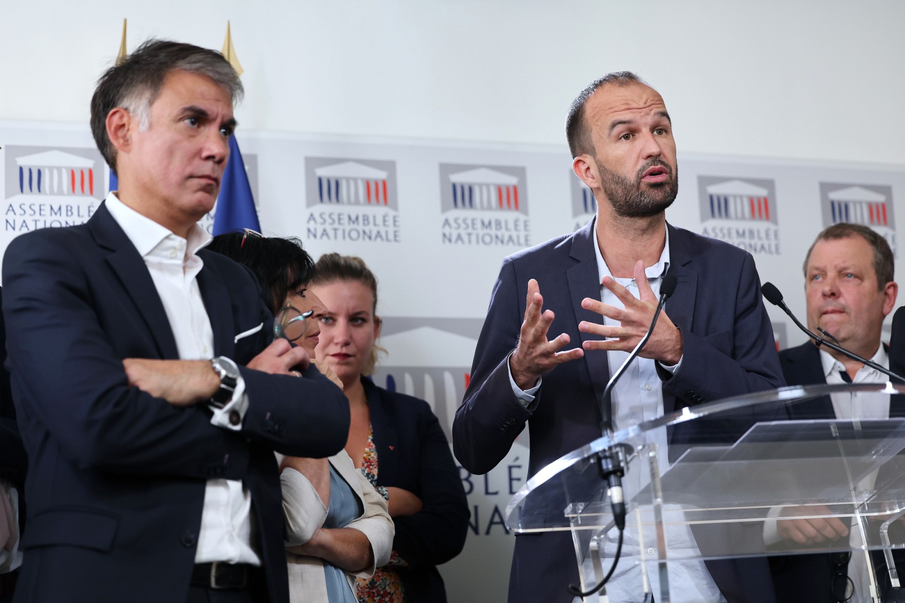 France: remue-ménage au sein de partis politiques traditionnels
