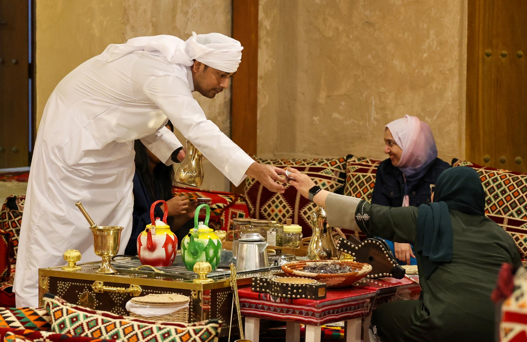 Le «gahwa» ou café arabe, symbole d'«hospitalité» au Qatar