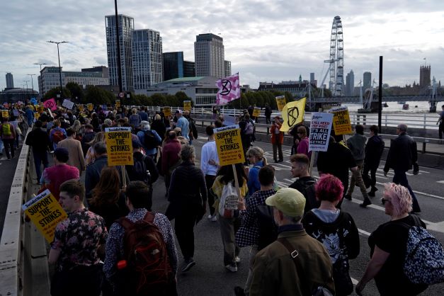 Des milliers de Britanniques dans la rue face à l'inflation