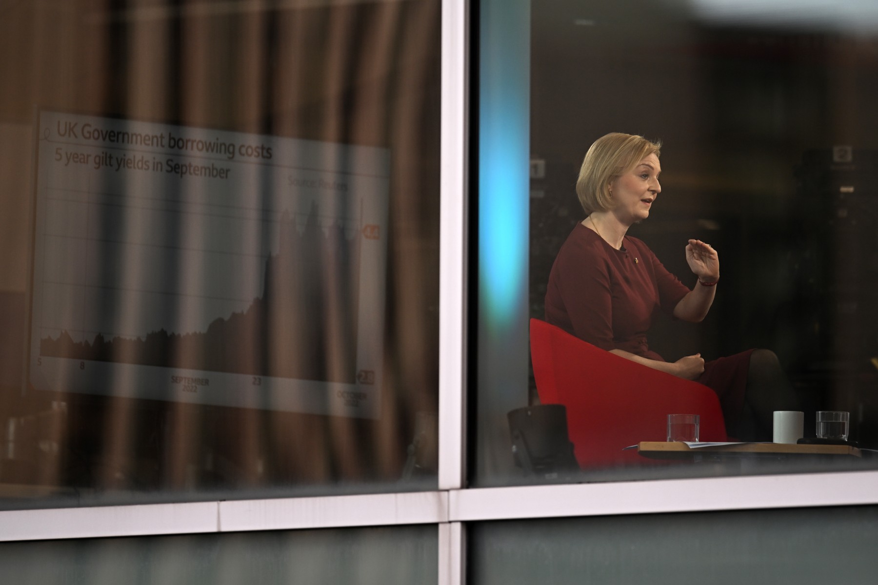 Liz Truss reconnaît des erreurs de communication mais maintient les baisses d'impôts