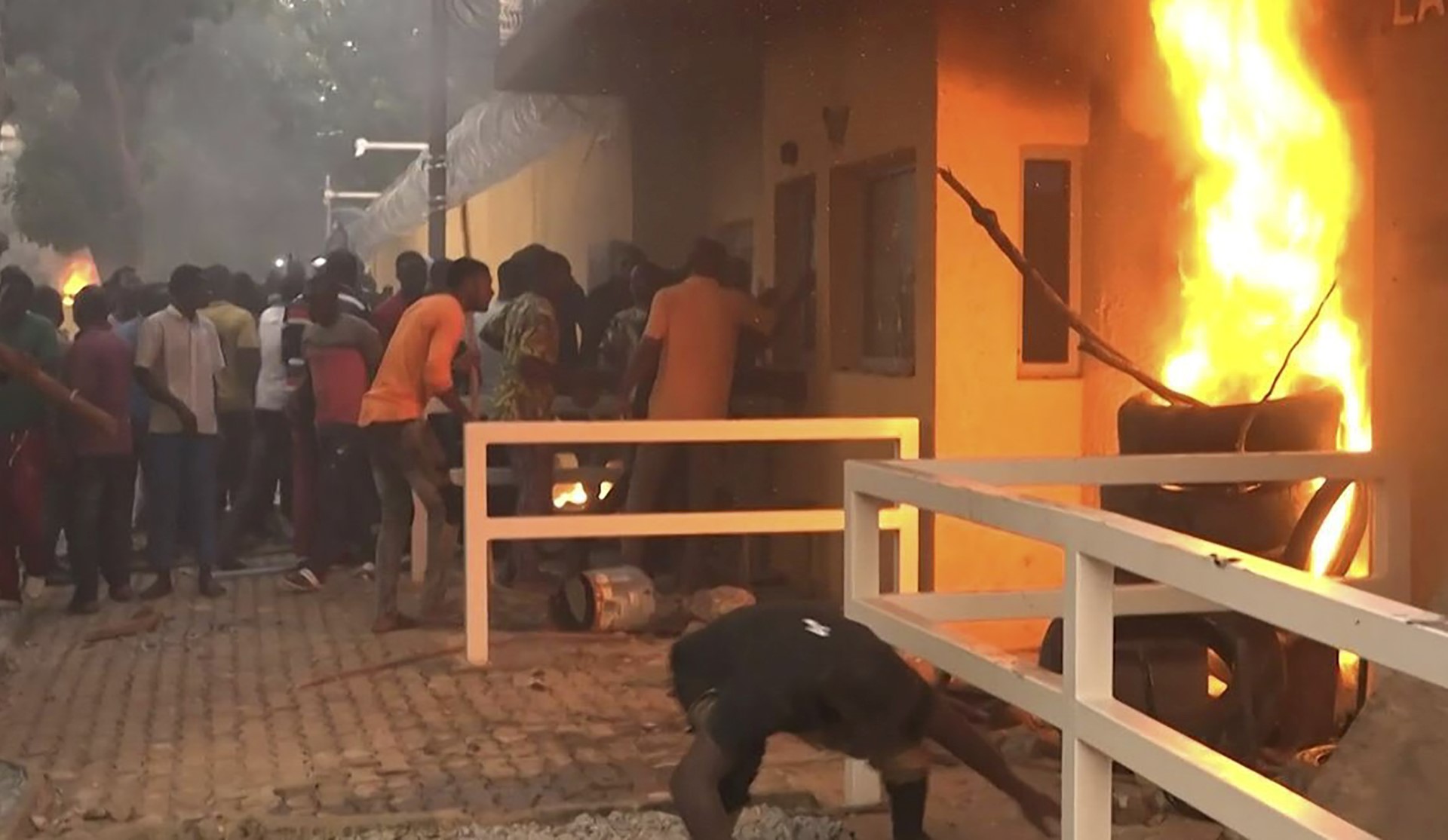 Burkina: tension toujours vive, la France prise à partie