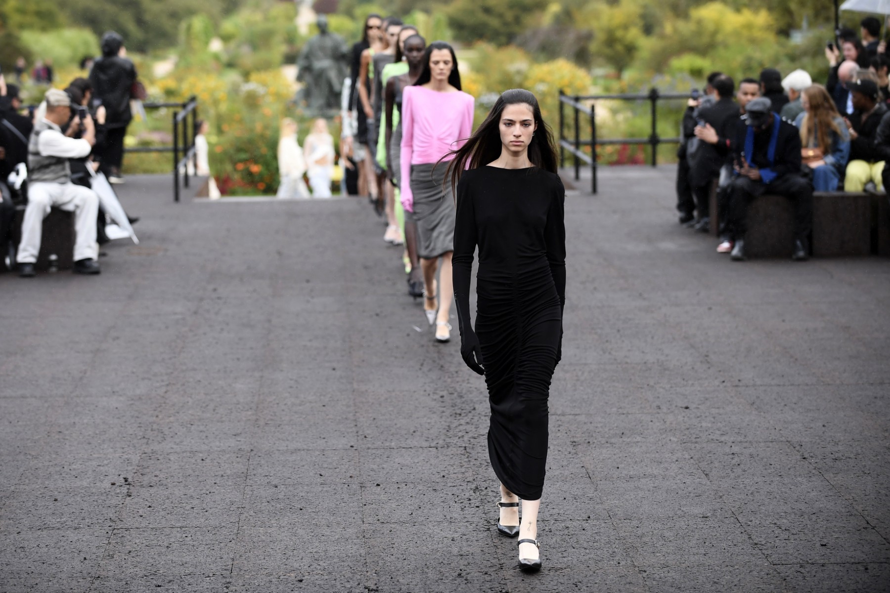 Givenchy: Féminité avec une touche de streetwear