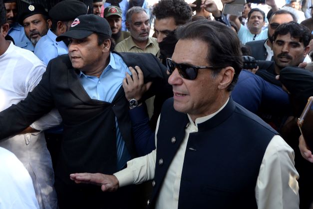 Pakistan: l'ex-Premier ministre Imran Khan interdit d'élection pendant cinq ans