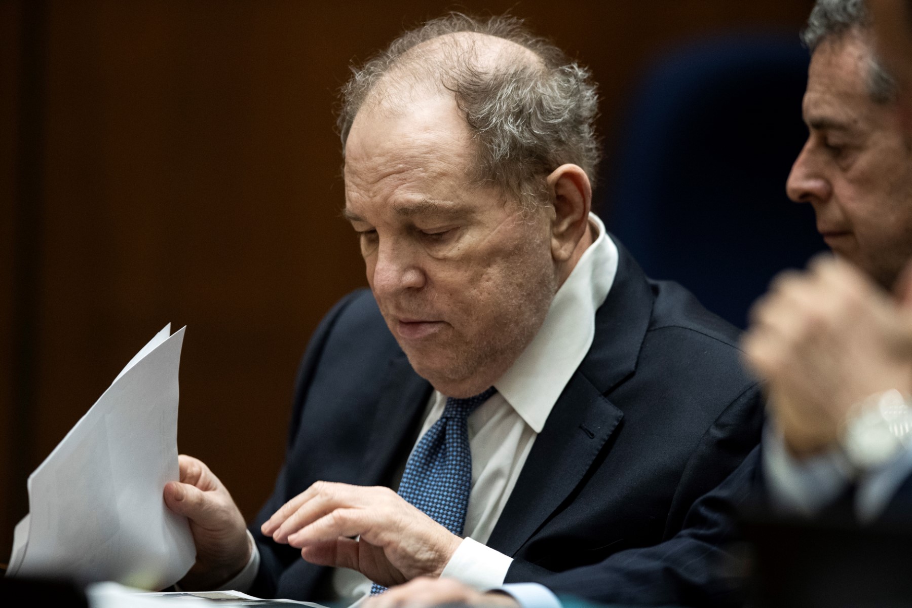L'ancien producteur de films Harvey Weinstein (à gauche) interagit avec son avocat Mark Werksman au tribunal du Clara Shortridge Foltz Criminal Justice Center de Los Angeles, en Californie, le 4 octobre 2022. (Photo par Etienne Laurent / Pool / AFP)