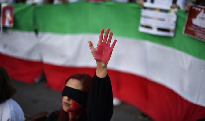 Une femme lève la main lors d'une manifestation de soutien aux femmes iraniennes le 4 octobre 2022, à Barcelone (Photo, AFP).