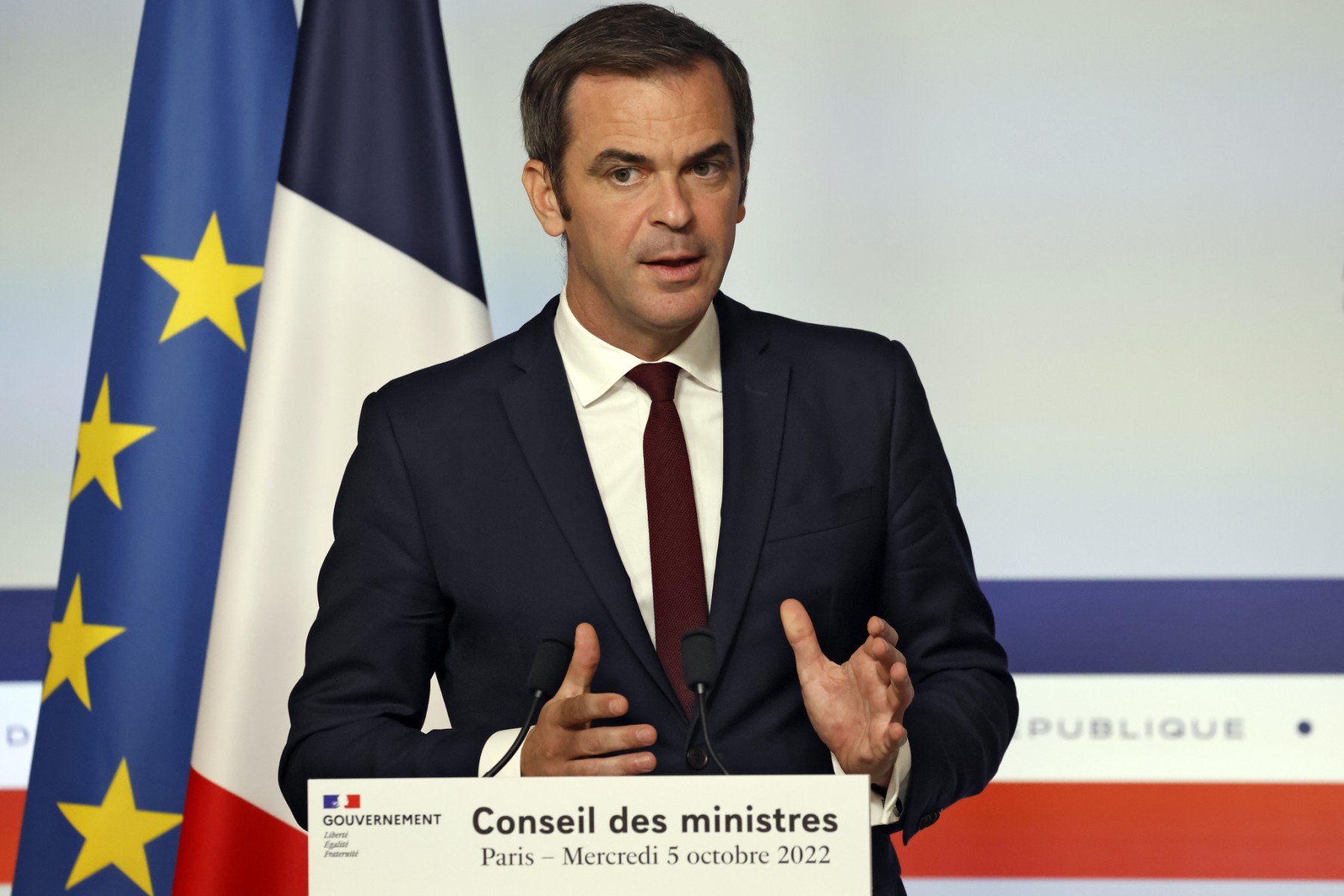 Un ministre mis en examen ne doit pas forcément quitter le gouvernement, théorise Véran