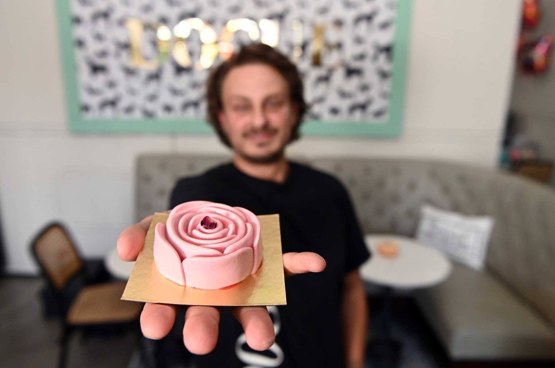 Le propriétaire de Dogue, Rahmi Massarweh, présente des pâtisseries exclusivement destinées aux chiens dans son restaurant de San Francisco, en Californie, le 5 octobre 2022. (Photo : Josh Edelson / AFP)