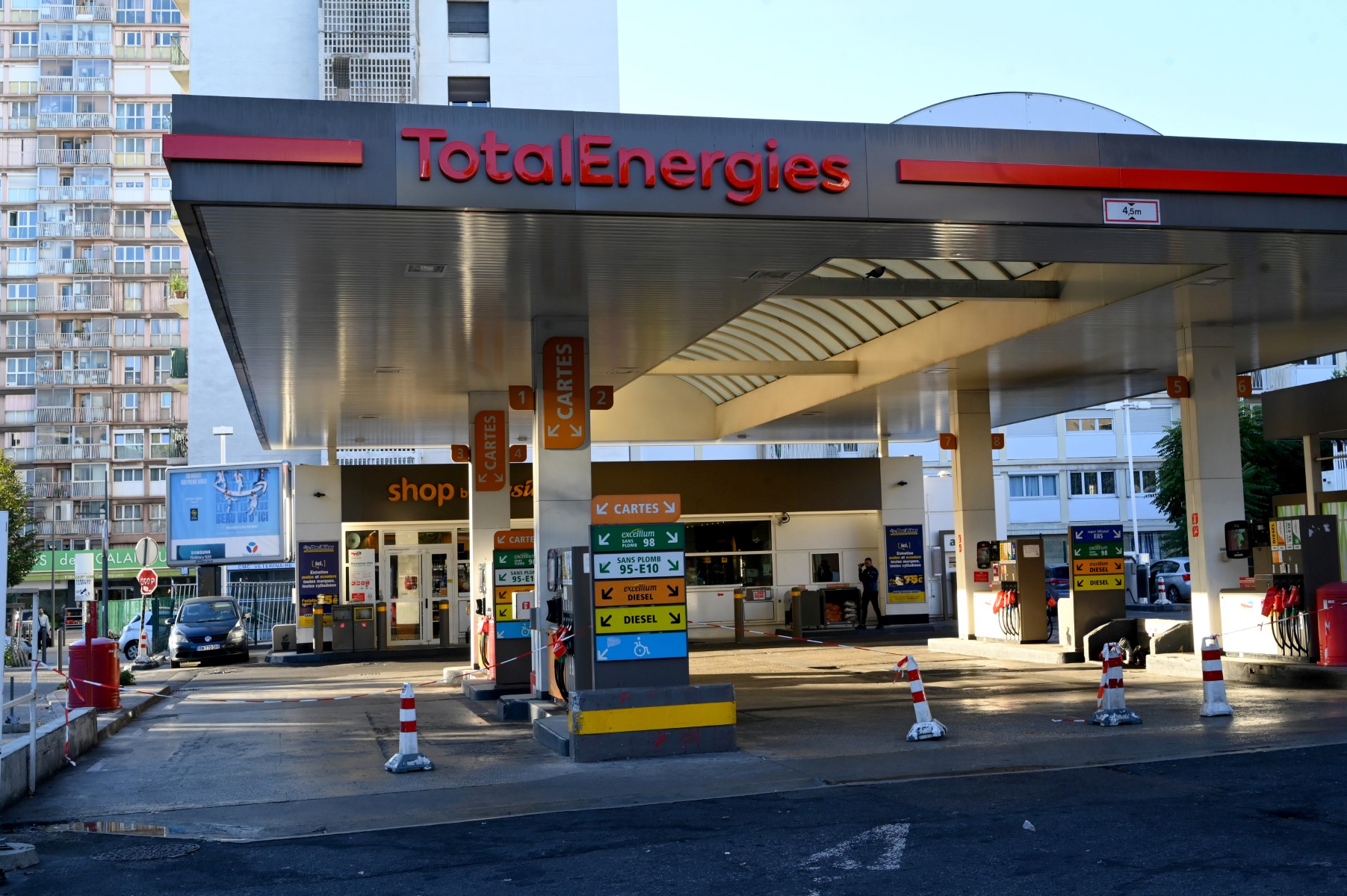 Pénurie de carburants: le patronat tire la sonnette d'alarme