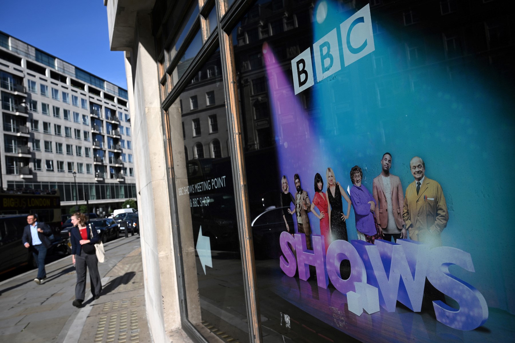 Des piétons passent devant le siège de la BBC à Broadcasting House, dans le centre de Londres, le 6 octobre 2022. (Photo : Justin TALLIS / AFP)
