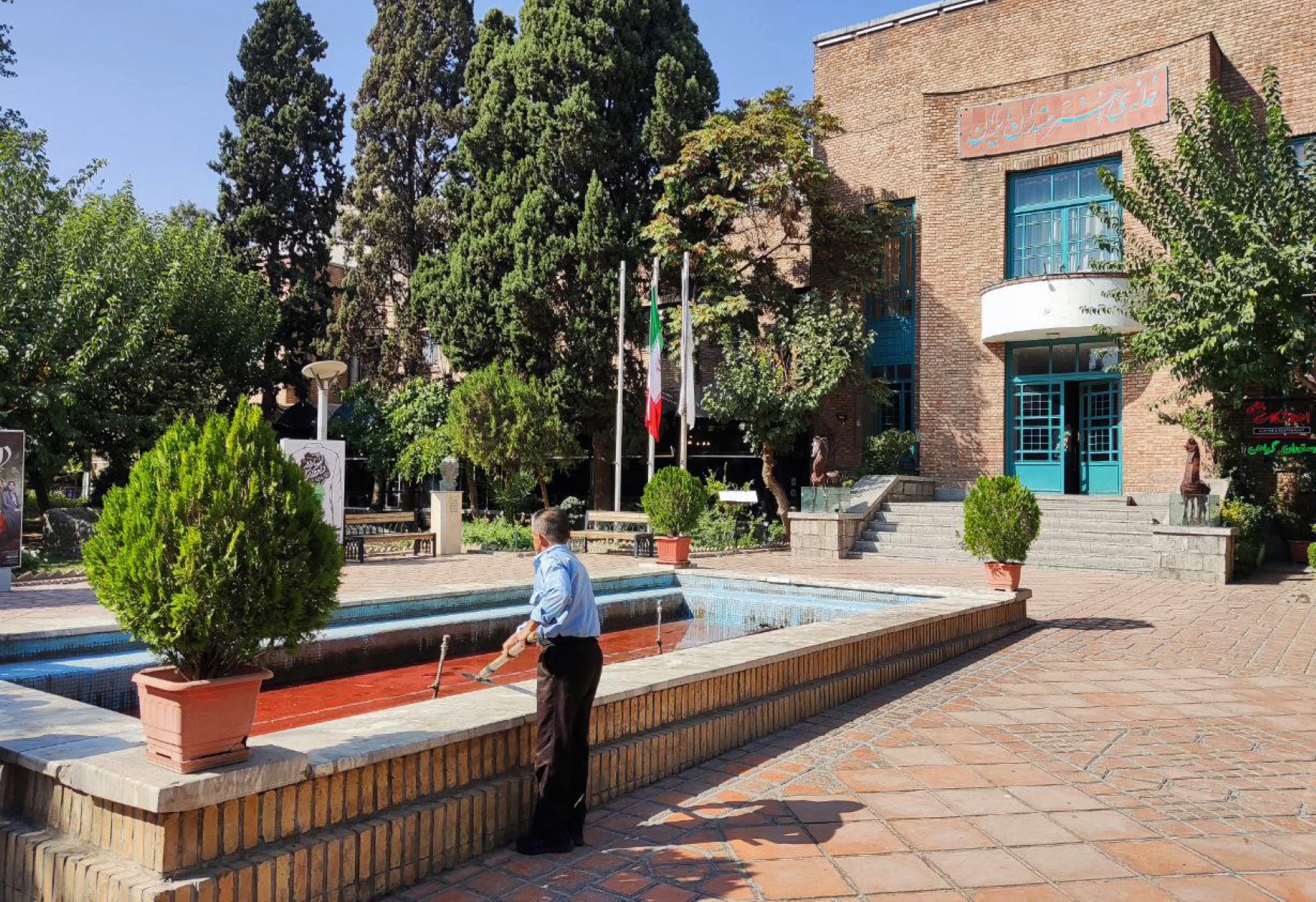 Iran: un artiste rend les fontaines rouge sang pour illustrer la répression