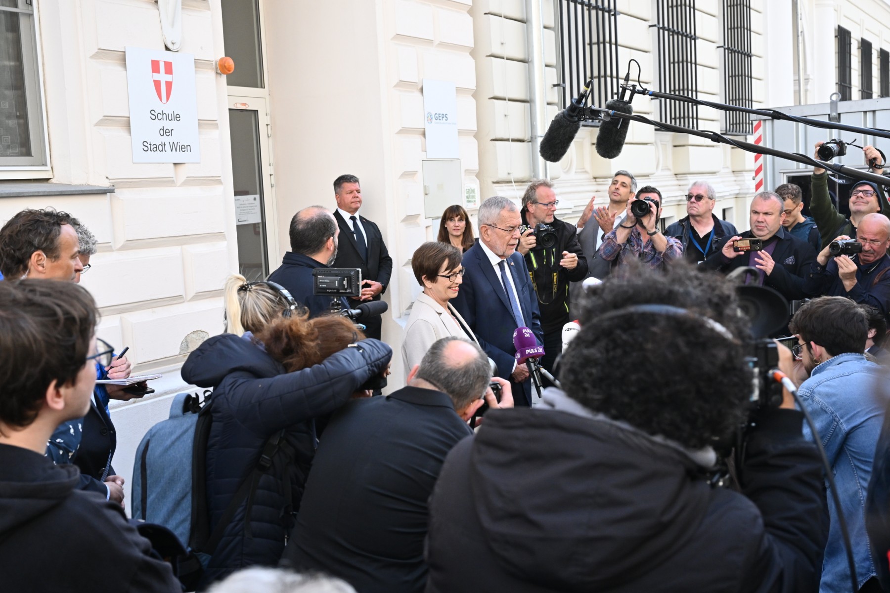 Le président autrichien Alexander Van der Bellen et son épouse Doris s'adressent aux médias devant un bureau de vote à Vienne, lors des élections présidentielles du 9 octobre 2022. (Photo par Joe Klamar / AFP)