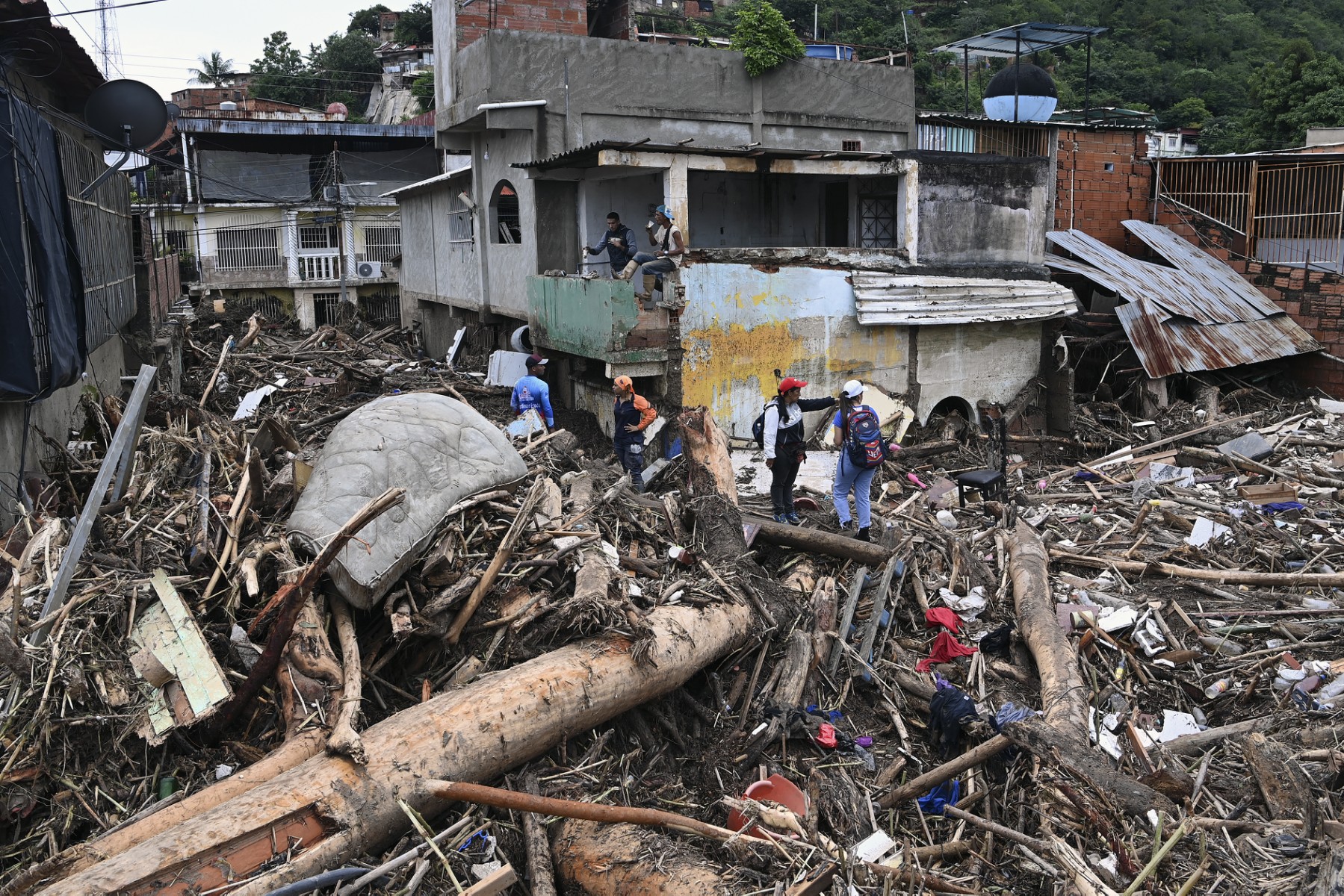 Glissement de terrain au Venezuela: les secours à la recherche des 52 disparus