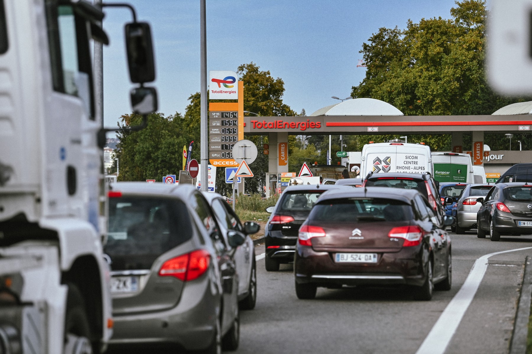Pénuries de carburants: la grève reconduite, réunion d'urgence lundi soir à Matignon
