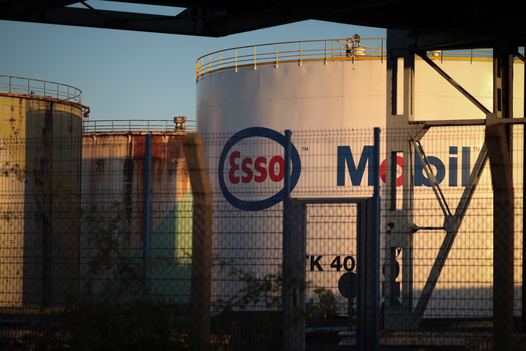 Le gouvernement français réquisitionne des grévistes pour débloquer des stocks de carburant