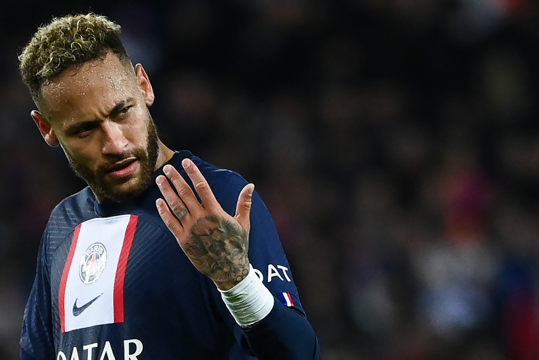 L'attaquant brésilien du Paris Saint-Germain, Neymar, lors du match de football du groupe H de la Ligue des champions de l'UEFA entre le Paris Saint-Germain (PSG) et le SL Benfica, au stade du Parc des Princes, le 11 octobre 2022. (Photo par Franck Fife / AFP)
