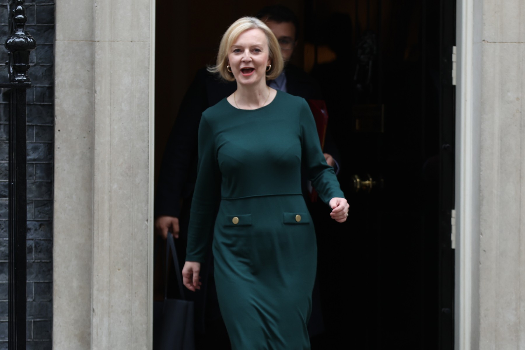 La Première ministre britannique Liz Truss quitte le 10 Downing Street, dans le centre de Londres, le 12 octobre 2022, pour se rendre à la Chambre des communes afin de participer aux questions du Premier ministre (PMQs). (Photo par Isabel Infantes / AFP)