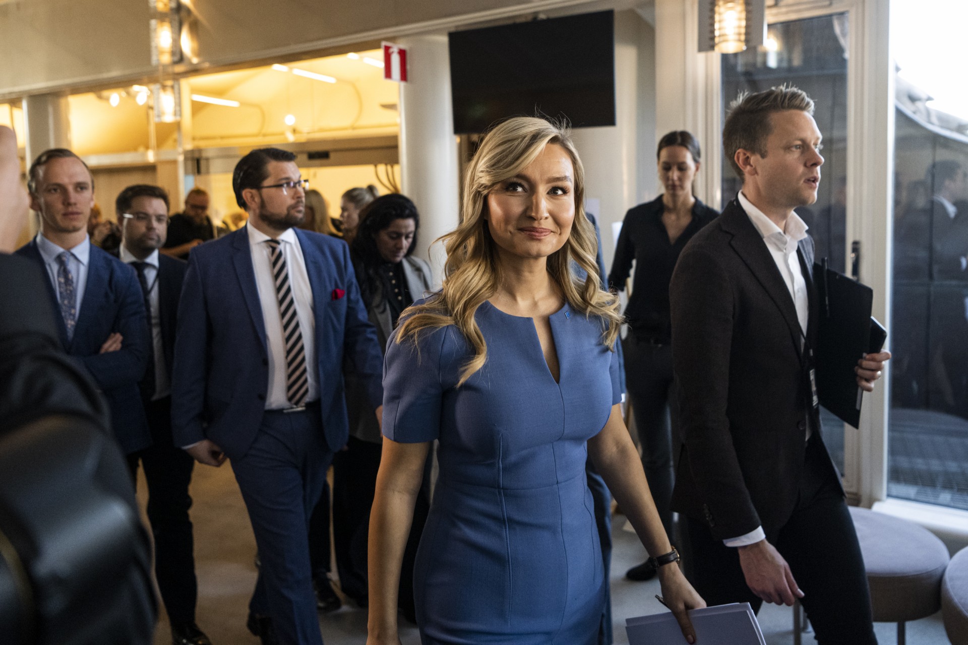La cheffe des chrétiens-démocrates Ebba Busch (2ème à droite) et le leader des démocrates suédois Jimmie Akesson (3ème à gauche) après une conférence de presse sur la formation d'un gouvernement de coalition au bureau de presse du Parlement à Stockholm, Suède, le 14 octobre 2022. (Photo : Jonathan Nackstrand / AFP)