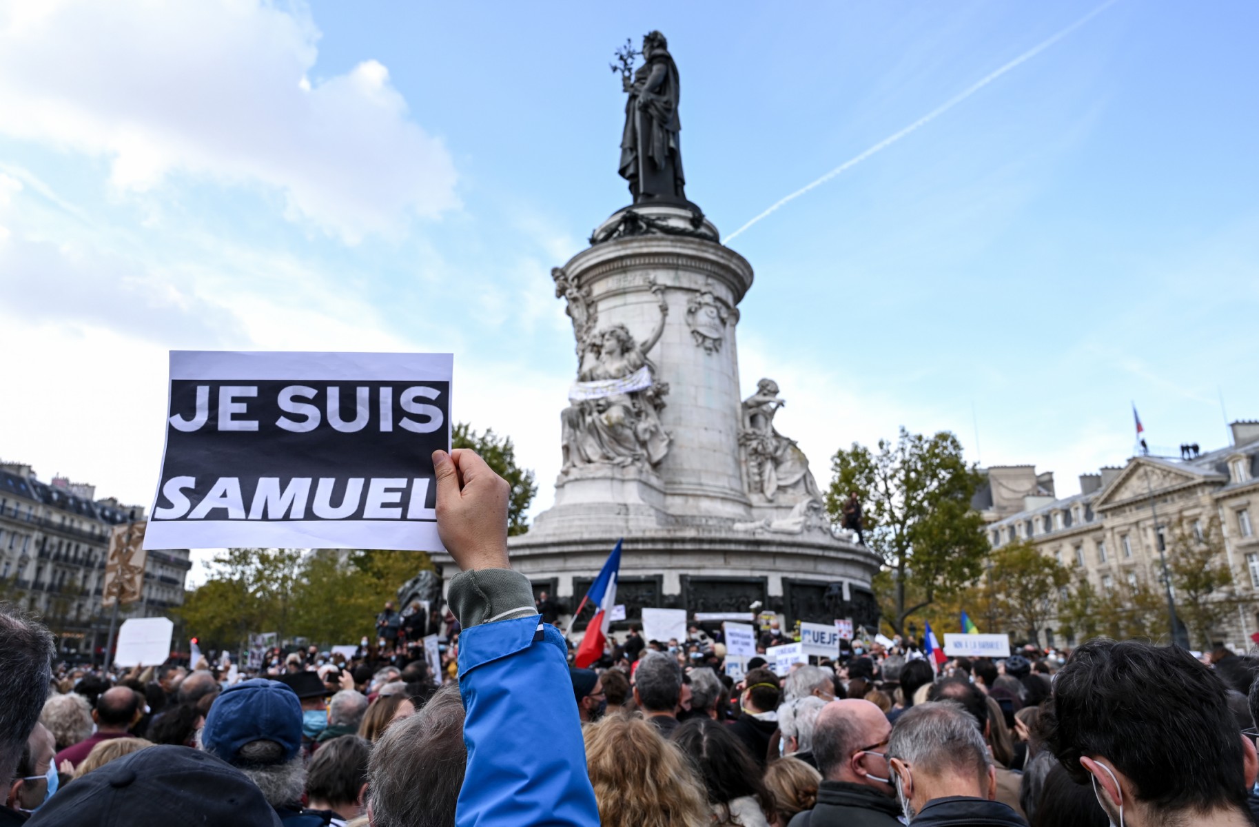 Devant le collège de Samuel Paty à Conflans, un «joli» hommage, mais un peu «court»