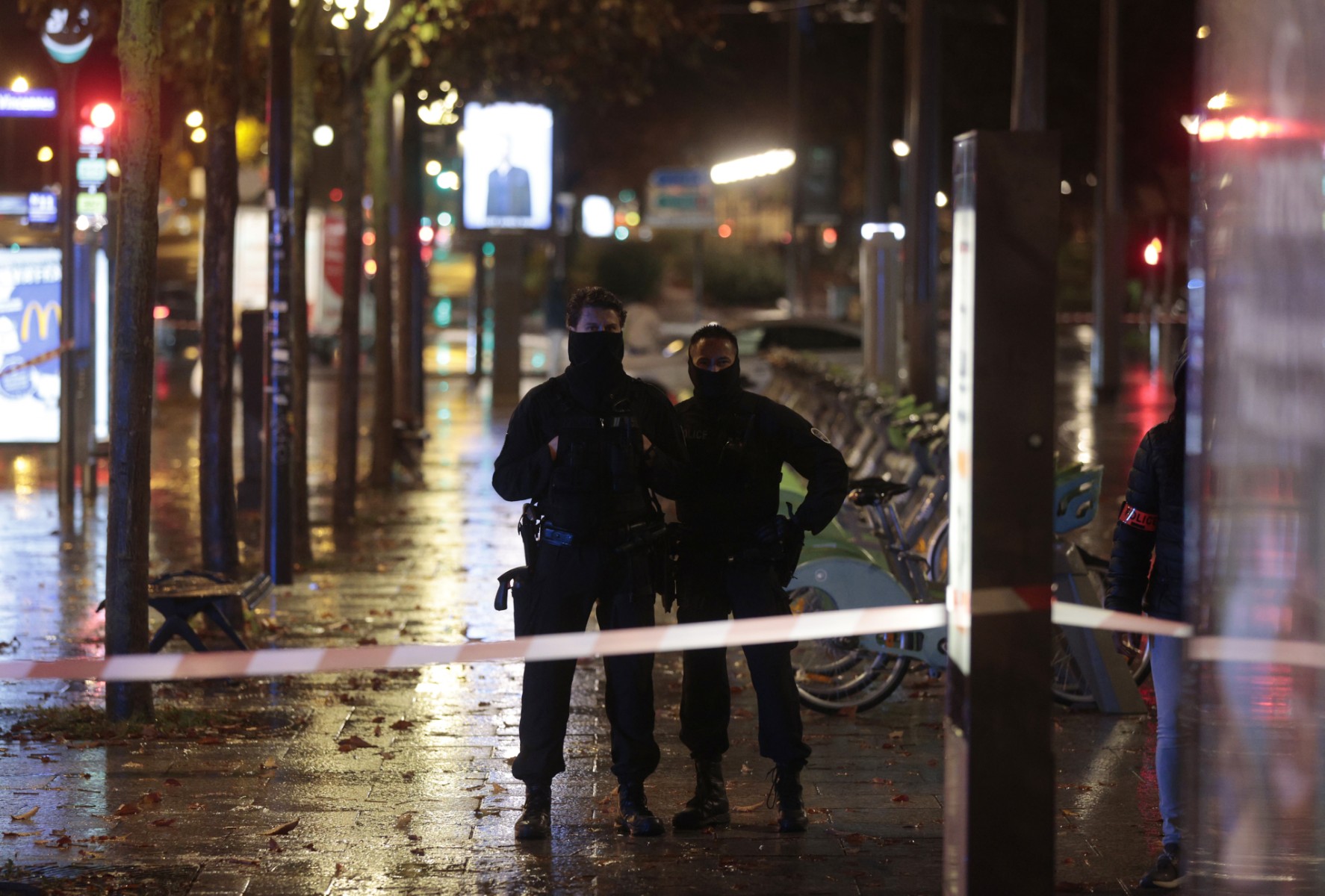 Corps d'une adolescente découvert dans une malle à Paris: quatre personnes toujours en garde à vue