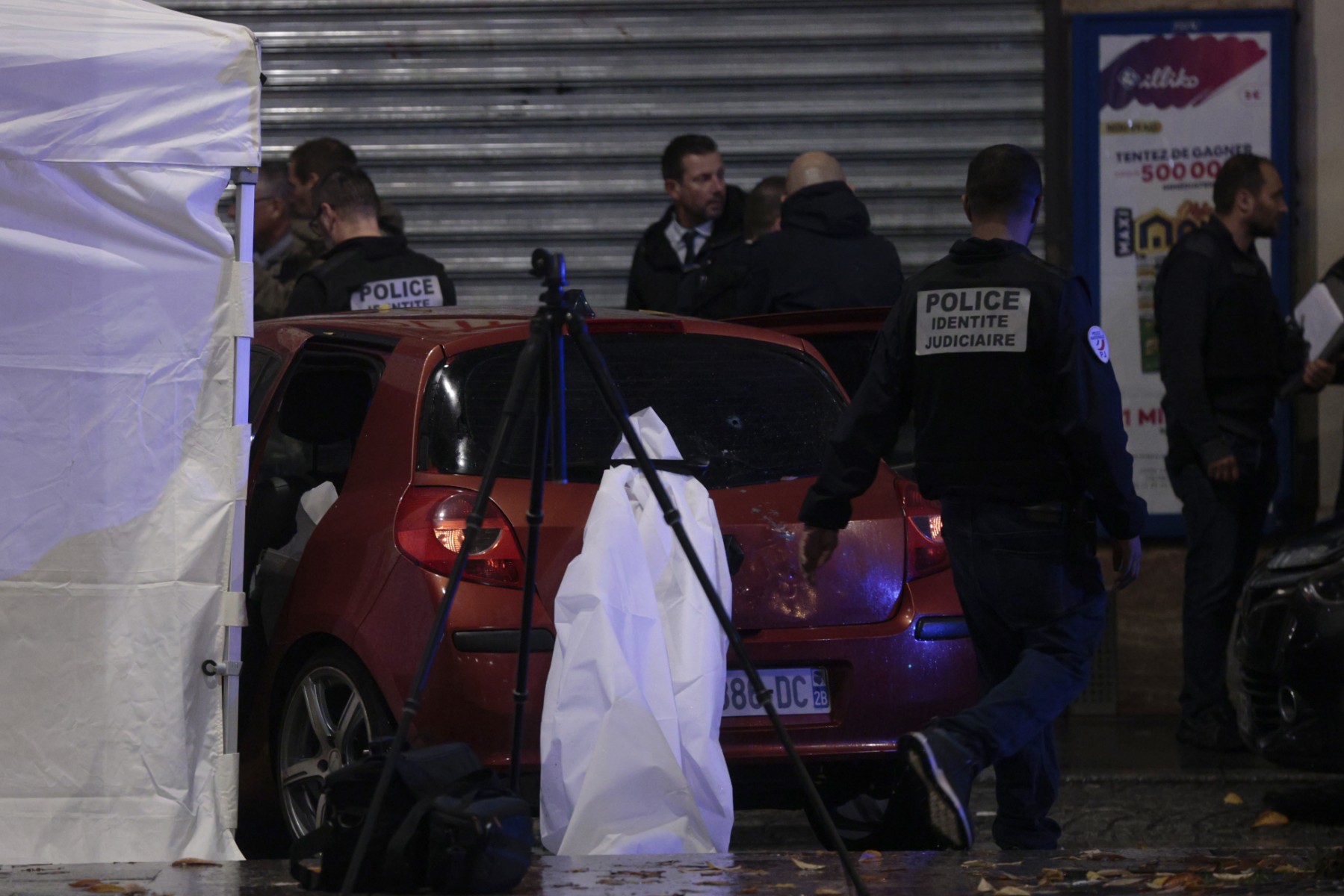 Refus d'obtempérer à Paris: Un automobiliste tué, deux policiers en garde à vue
