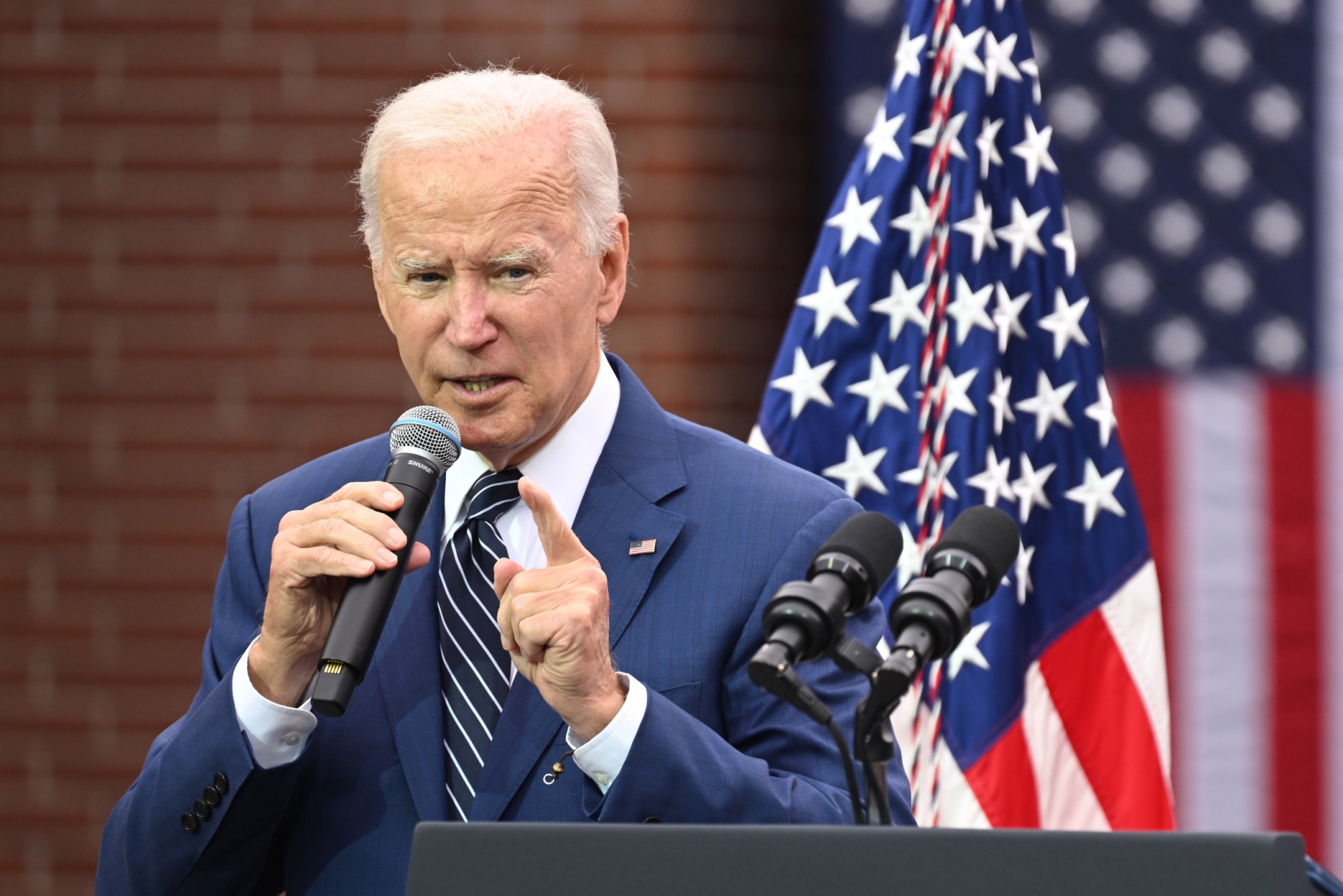 «Nous sommes aux côtés» des «femmes courageuses» qui manifestent en Iran, affirme Biden