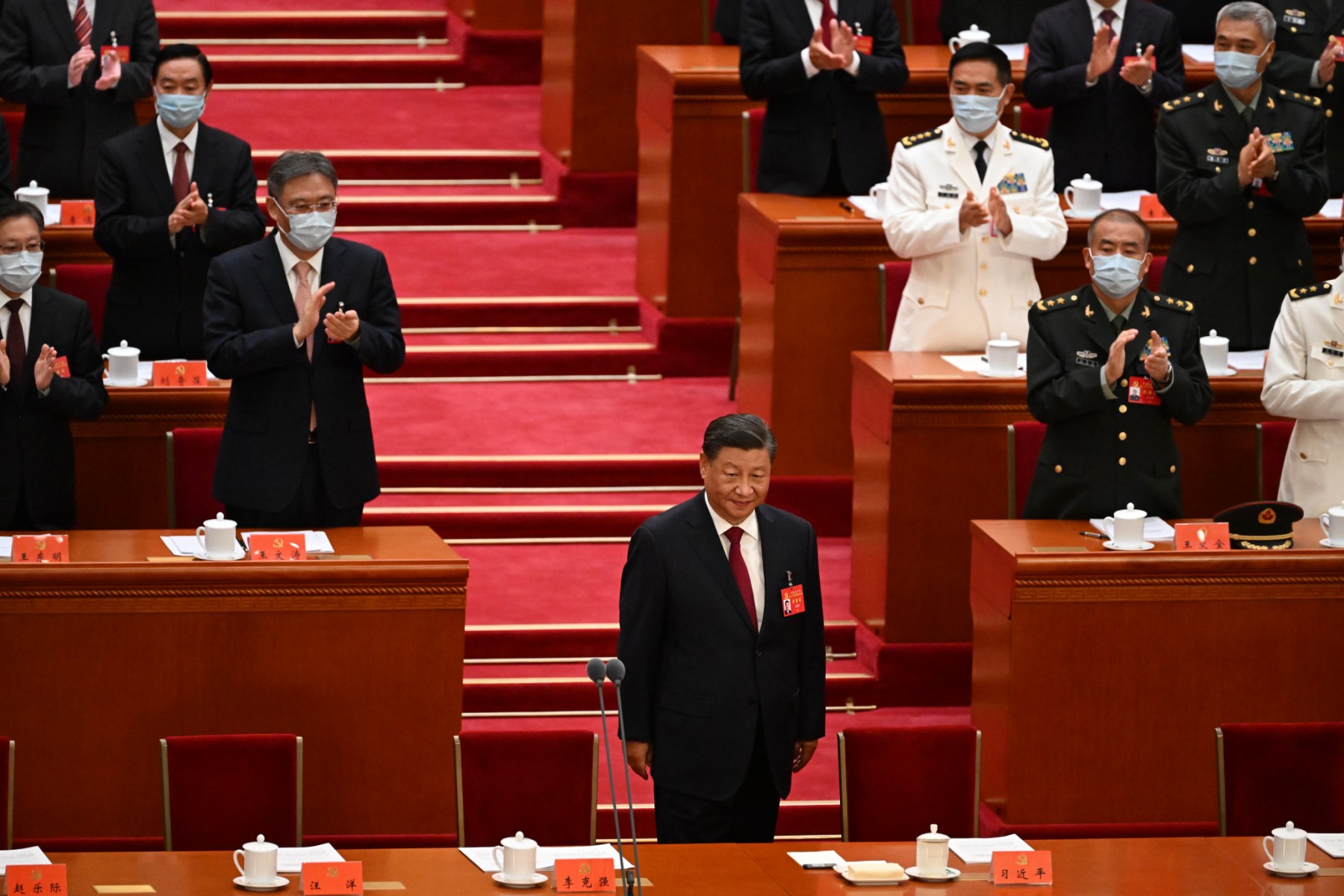 Le président chinois Xi Jinping applaudi à son arrivée à la session d'ouverture du 20e Congrès du Parti communiste chinois au Grand Hall du Peuple à Pékin, le 16 octobre 2022. (Photo par Noel Celis / AFP)