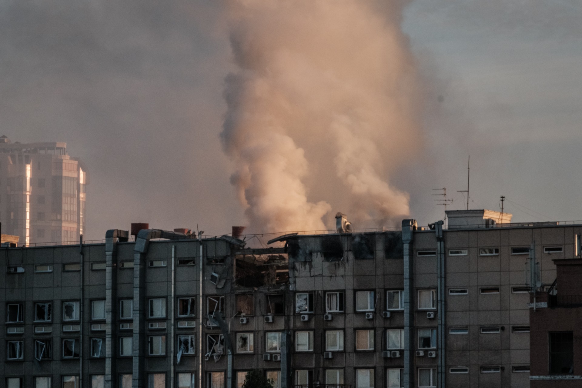 Attaques aux drones à Kiev: le bilan grimpe à trois morts
