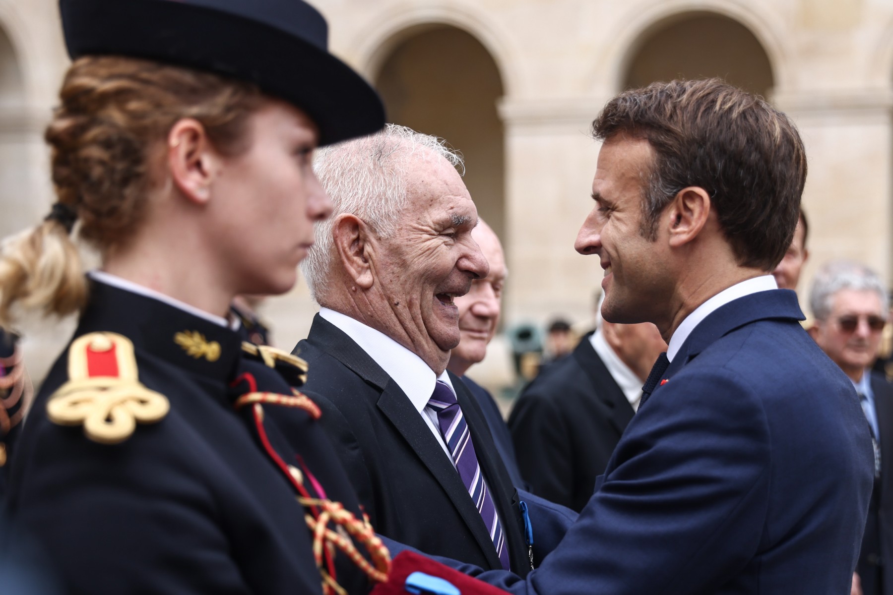 Macron rend hommage aux soldats de la guerre d'Algérie, 60 ans plus tard