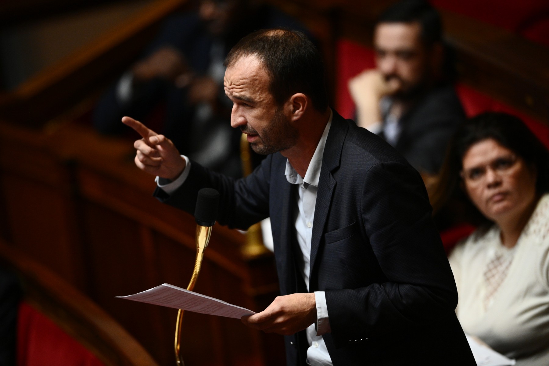 La députée de La France Insoumise (LFI) et membre de la coalition de gauche NUPES (Nouvelle Union Populaire Ecologique et Sociale) Raquel Garrido (à droite) lors de la séance des questions au gouvernement à l'Assemblée nationale à Paris. (Photo de Christophe ARCHAMBAULT / AFP)