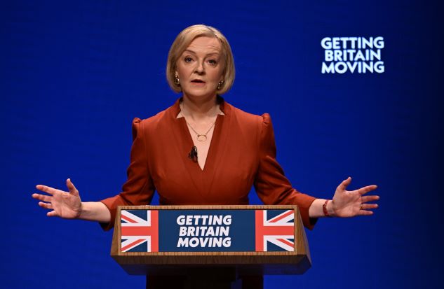 Sous le feu des critiques, Liz Truss combative, assure qu'elle n'abandonnera pas