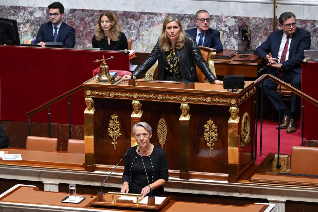 Le gouvernement français court-circuite les députés sur le budget dans un contexte tendu