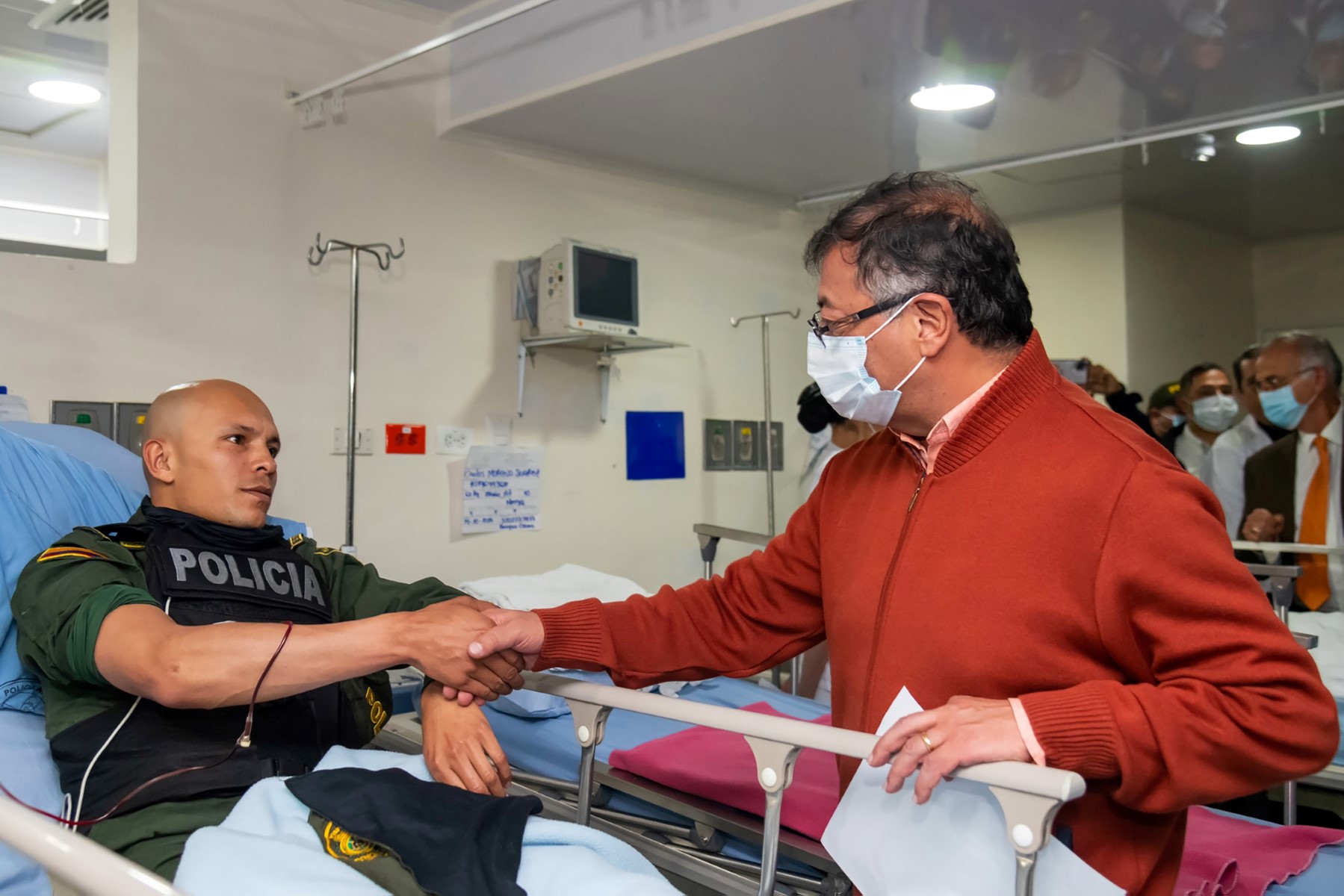 Cette photo distribuée par la présidence colombienne montre le président colombien Gustavo Petro rendant visite à des policiers blessés à la Direction sanitaire de la police nationale à Bogota, le 19 octobre 2022. (Photo de la présidence colombienne / AFP)