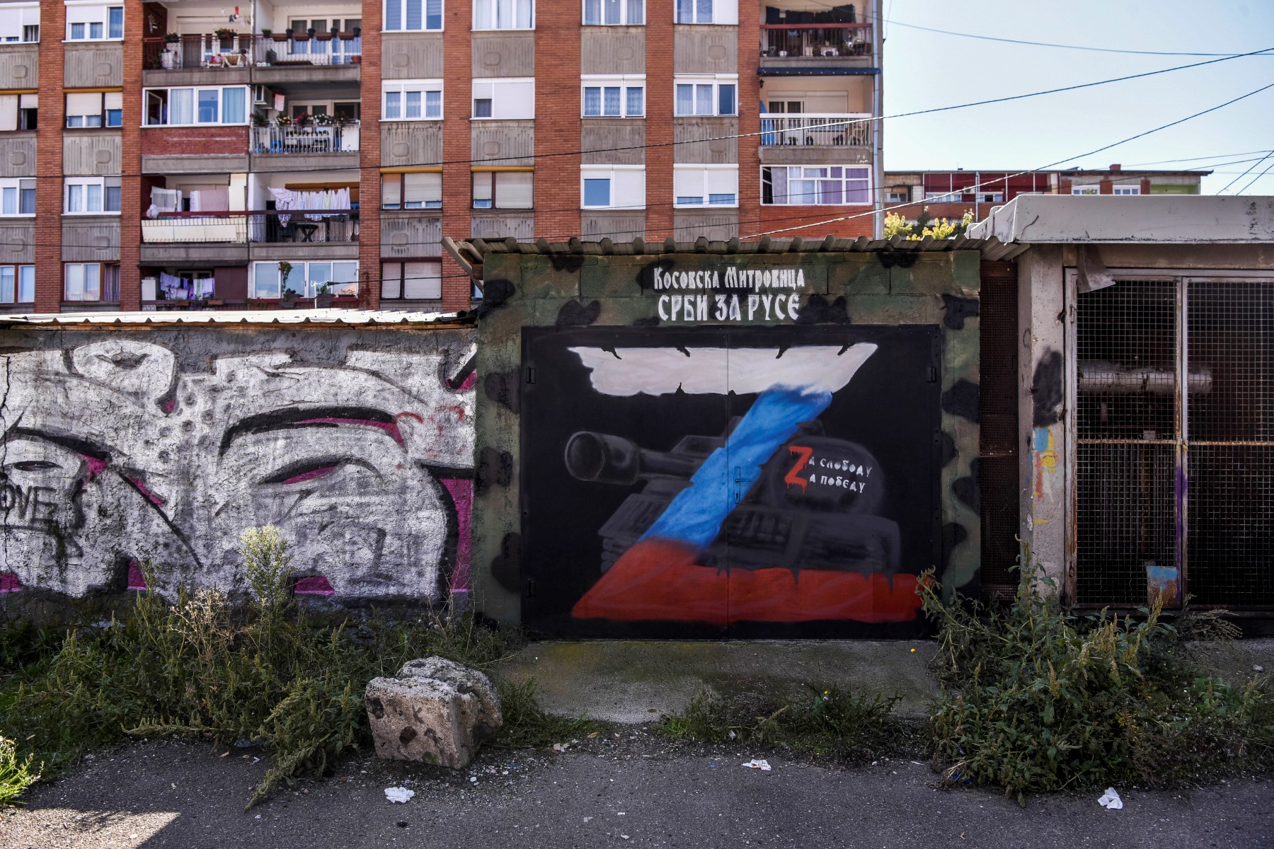 Cette photo prise le 19 septembre 2022 montre une peinture murale sur laquelle on peut lire «Les Serbes pour les Russes, pour la liberté, pour la victoire» et représentant un char avec la lettre «Z», l'insigne tactique des troupes russes en Ukraine, dans le nord de Mitrovica, où vit une majorité ethnique serbe. Photo par Armend NIMANI / AFP)