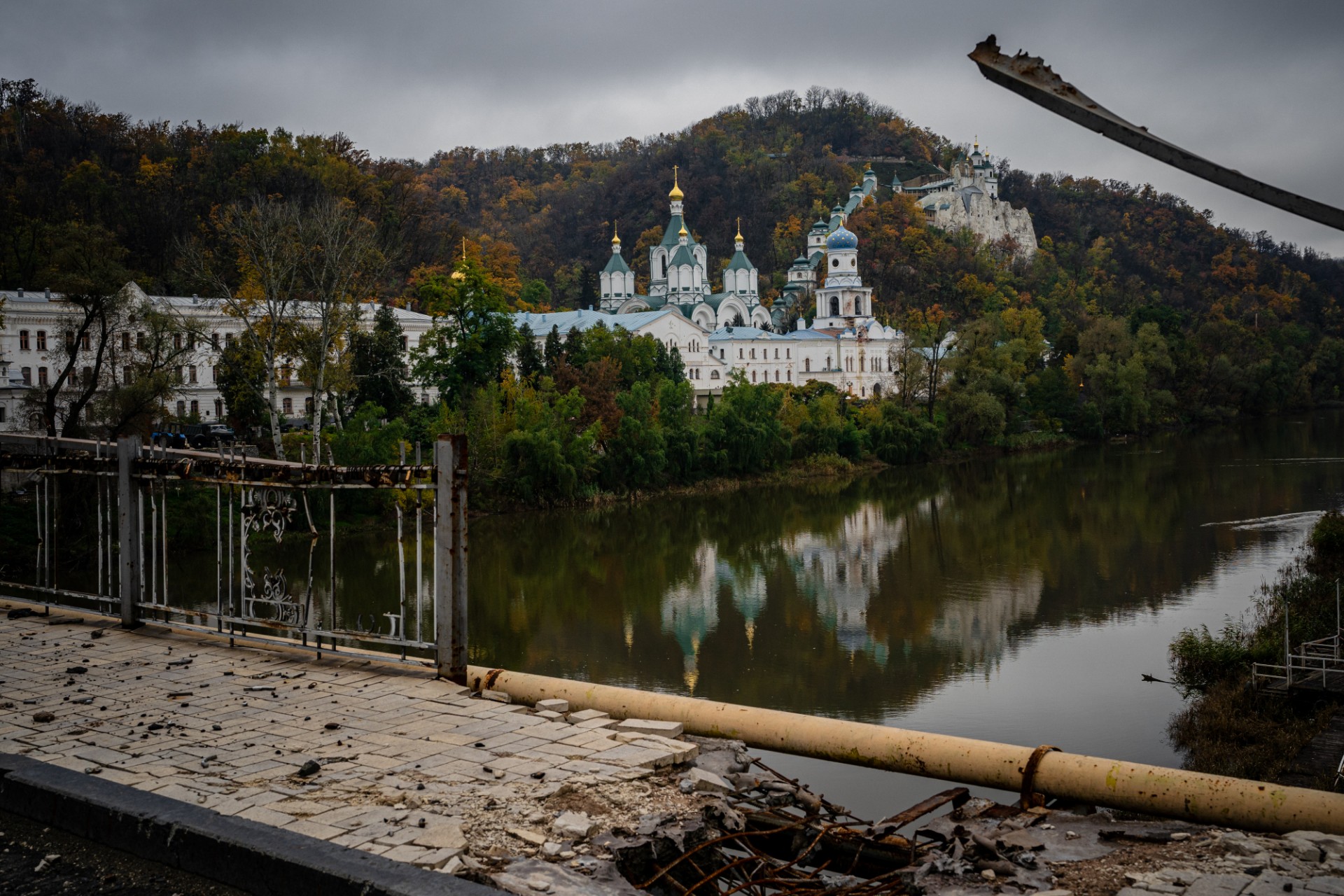 Cette photo prise le 20 octobre 2022 montre le monastère chrétien orthodoxe de la grotte de Sviatohirsk, partiellement endommagé par des bombardements dans la ville de Svyatohirs'k, dans la région de Donetsk, après la libération de la zone. (Photo de Dimitar DILKOFF / AFP)