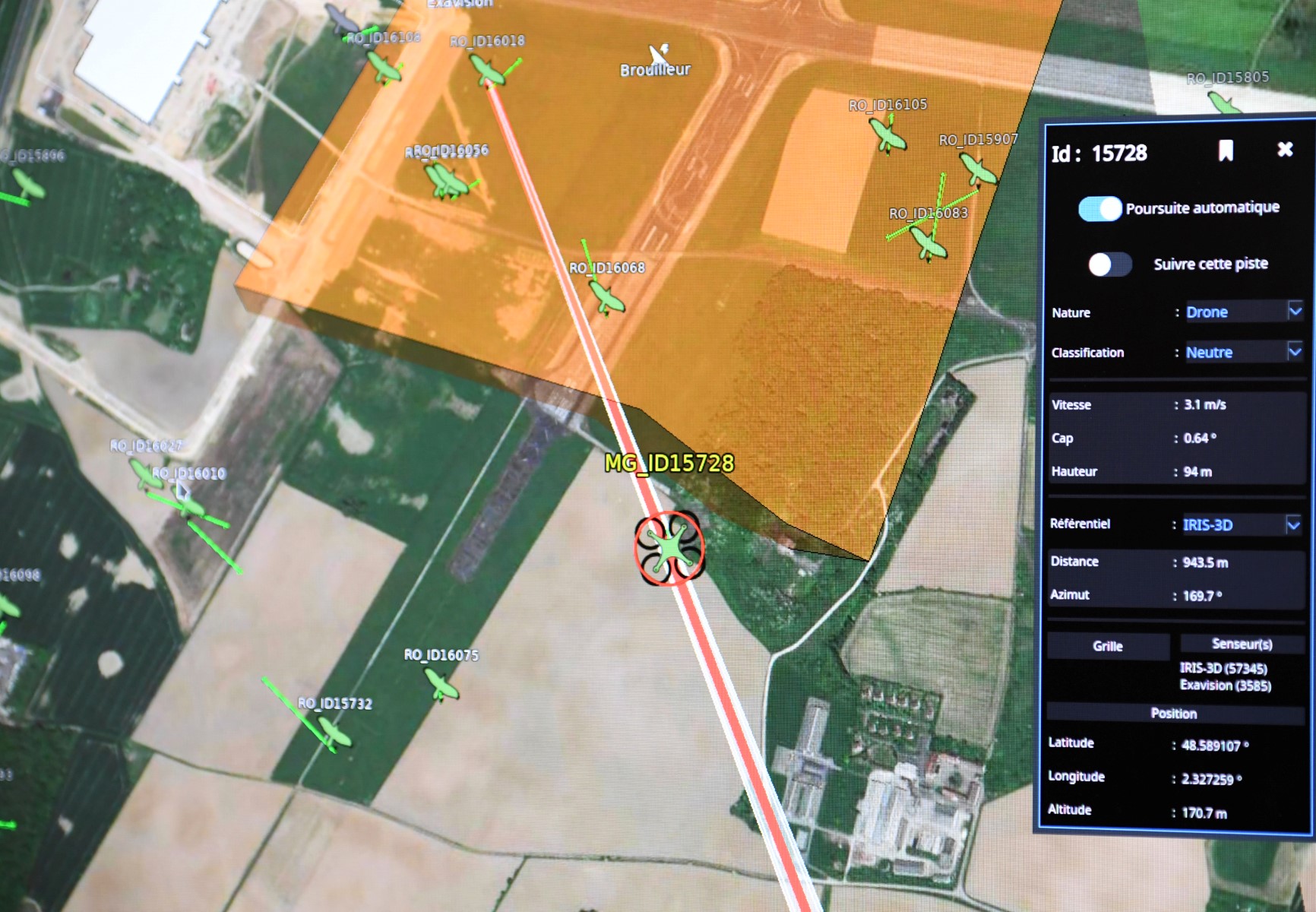 Un opérateur contrôle un drone alors que des oiseaux volent lors d'un exercice réel alors que le groupe français Thales et CS présentent leur système PARADE (Protection modulaire anti-drone déployée) à Bretigny près de Paris, le 21 octobre 2022. (Photo d'Eric PIERMONT / AFP)