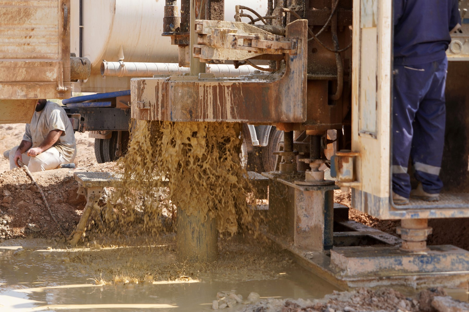 Des machines creusent un puits d'eau dans une zone désertique à la périphérie de la ville centrale de Najaf, en Irak, le 10 octobre 2022. (Photo de Qassem al-Kaabi / AFP)