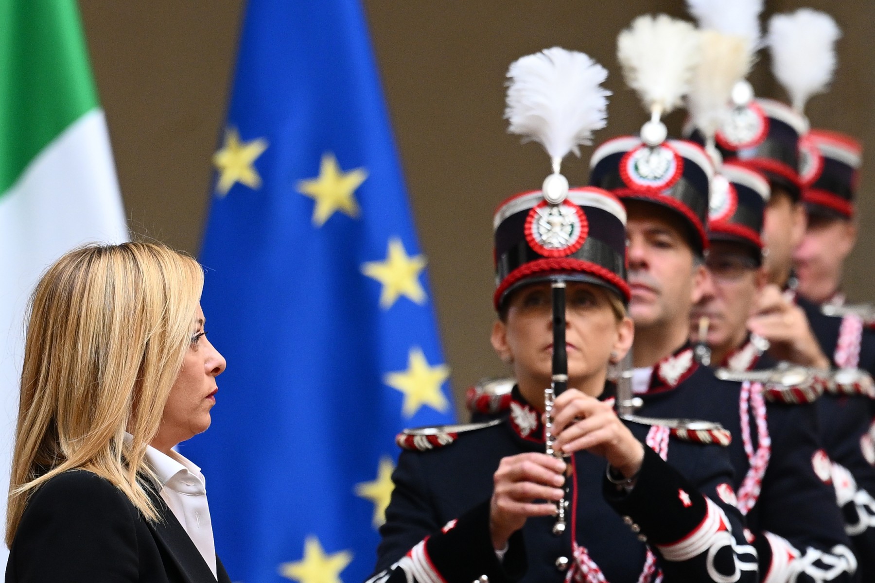 La post-fasciste Meloni, 1ère femme à gouverner l'Italie, a pris ses fonctions