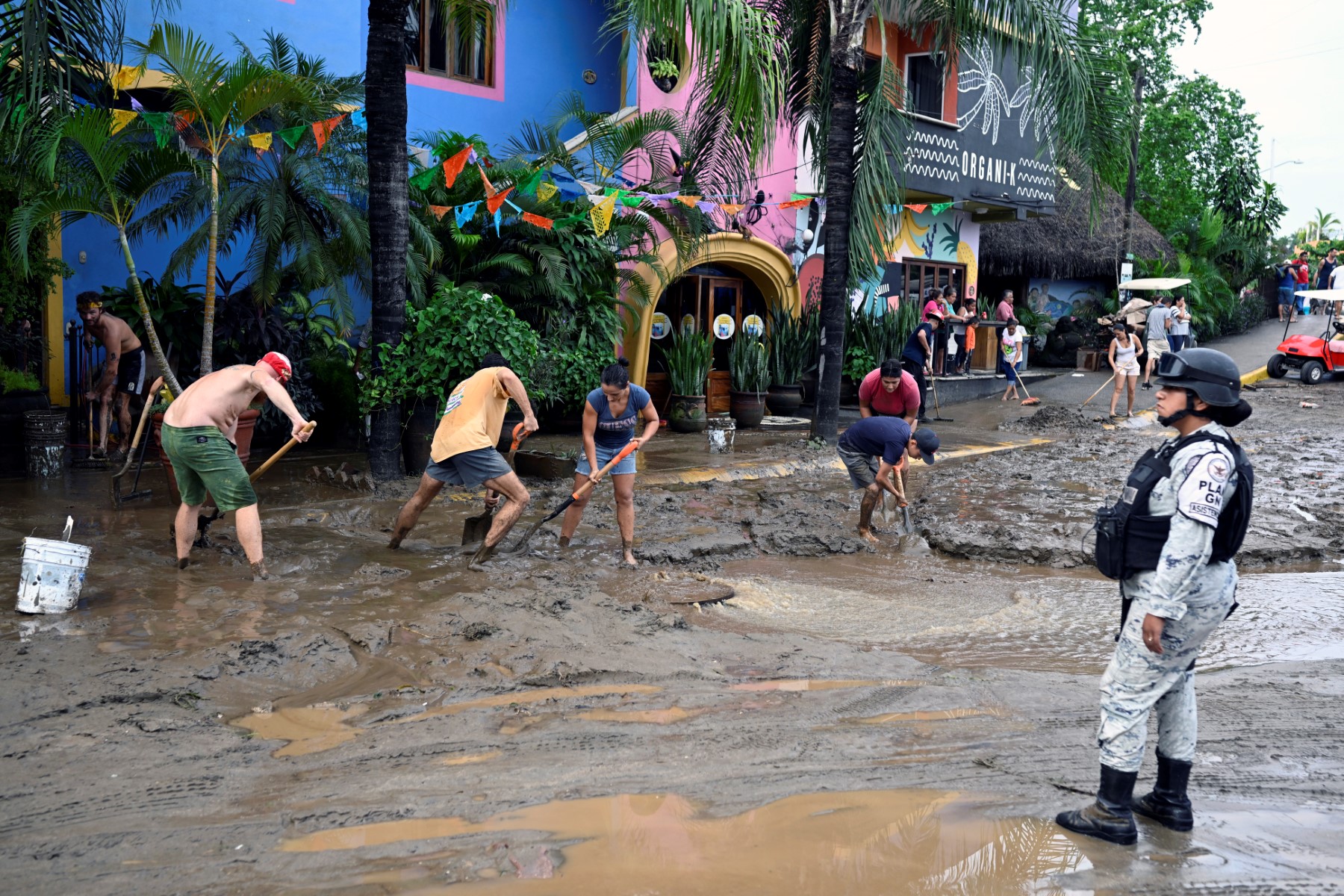 Mexique: au moins deux morts après le passage de l'ouragan Roslyn, qui faiblit
