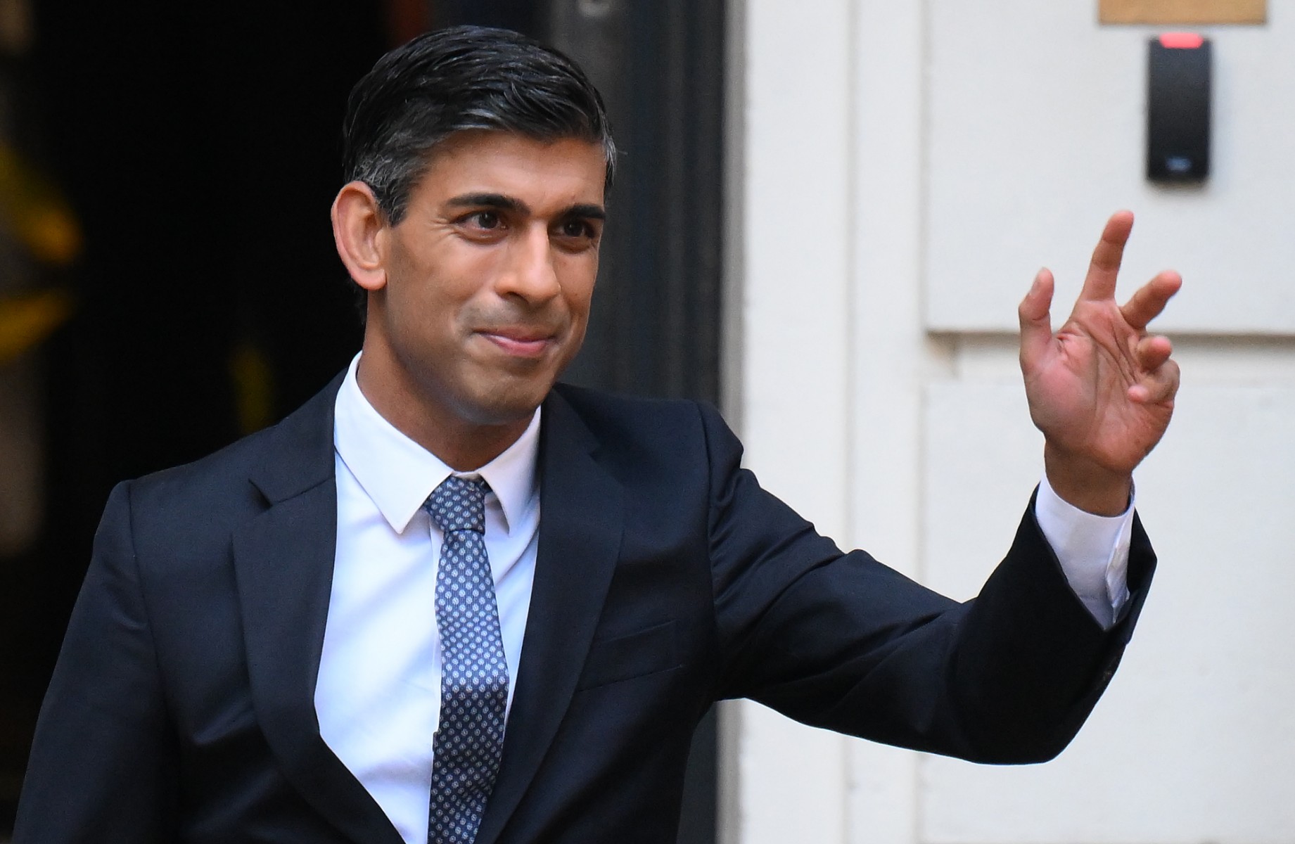 Nouveau Premier ministre britannique, Rishi Sunak avertit de «décisions difficiles à venir»