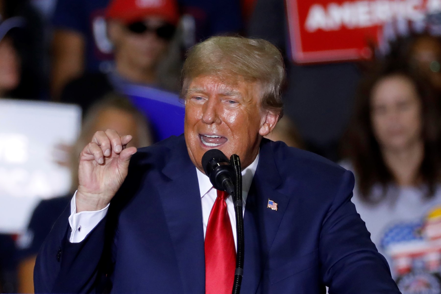 Trump met les bouchées doubles à la veille des élections de mi-mandat