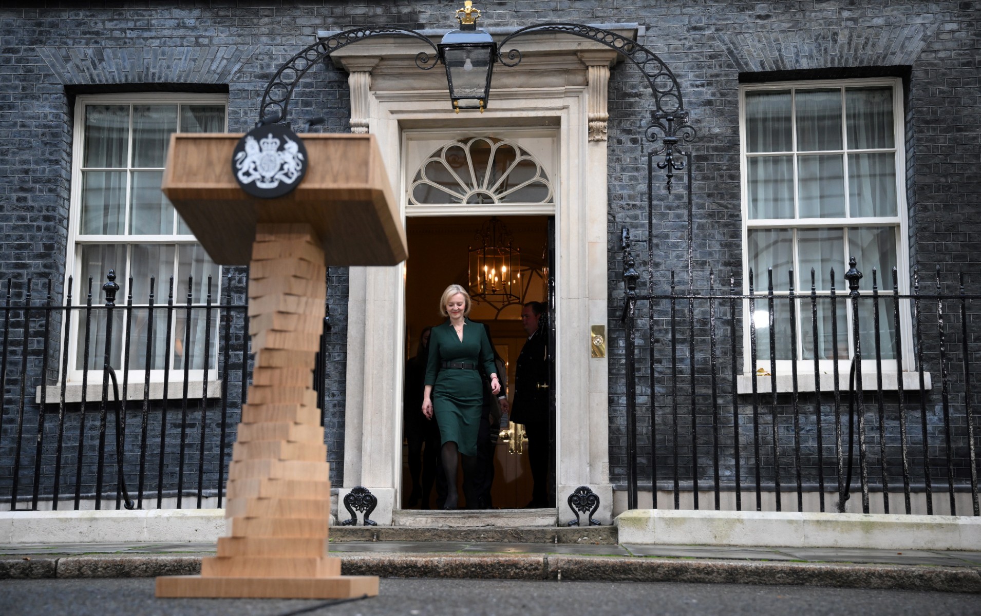 Liz Truss quitte Downing Street avant la nomination de Rishi Sunak par Charles III
