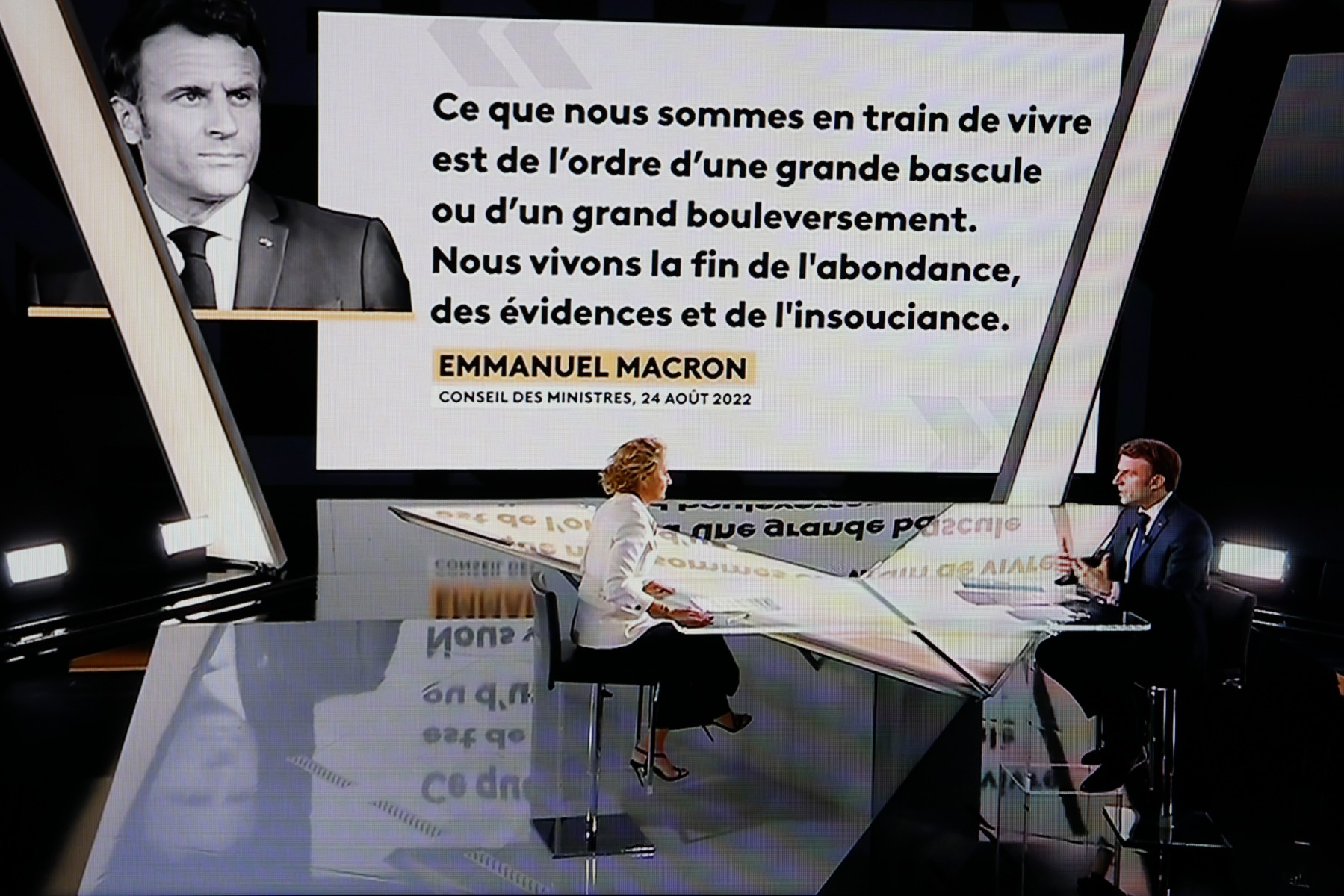 Dans cette capture d'écran réalisée à Paris le 26 octobre 2022, le président français Emmanuel Macron (à droite) s'exprime lors d'une interview de la journaliste et animatrice française Caroline Roux dans le cadre de l'émission "L'événement". (Photo de Ludovic MARIN / AFP)