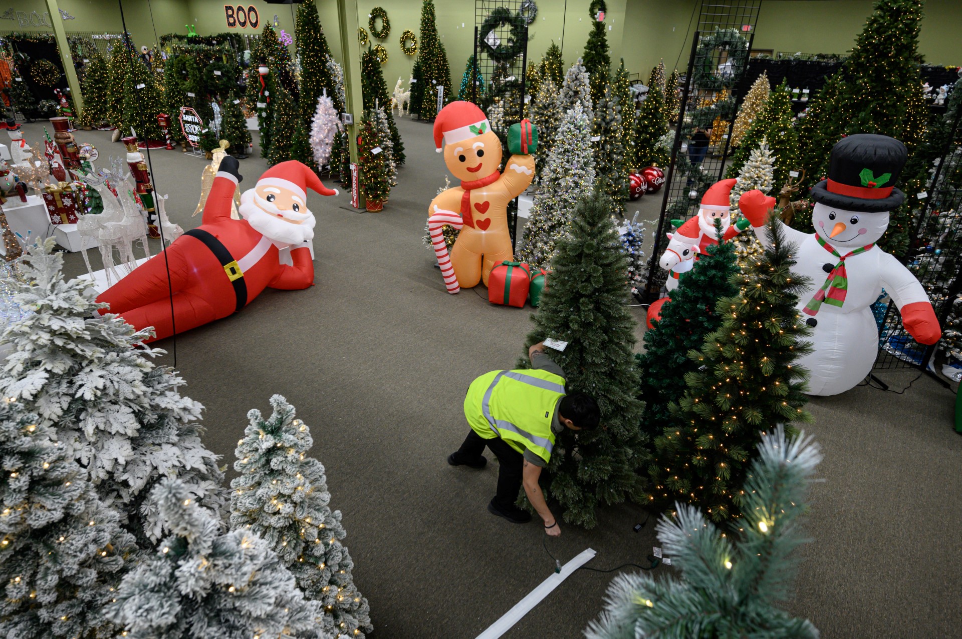 Etats-Unis: les décorations de Noël bloquées l'an dernier déboulent dans les rayons