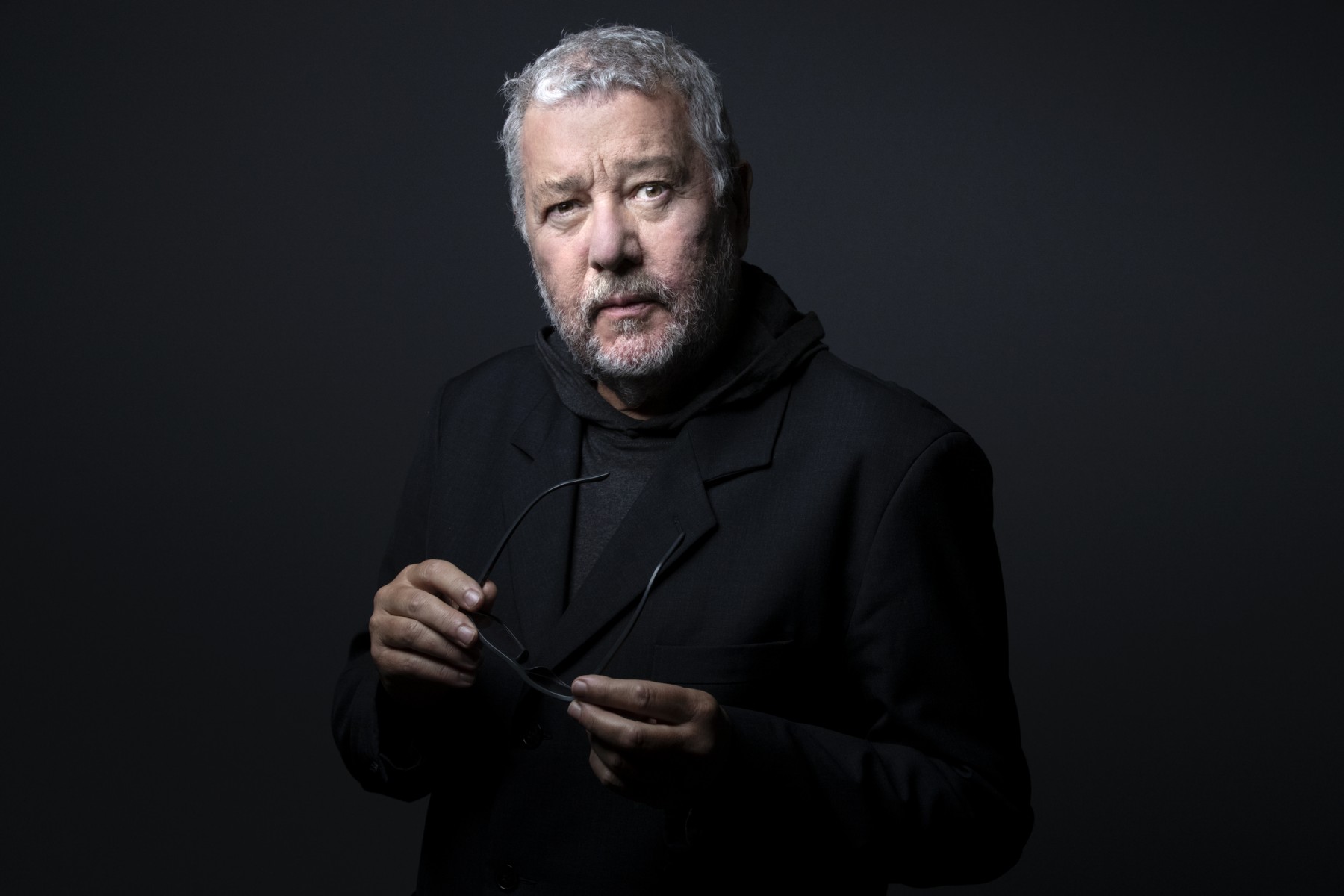 Le designer français Philippe Starck pose lors d'une séance photo à Paris, le 27 octobre 2022. (Photo par JOEL SAGET / AFP)