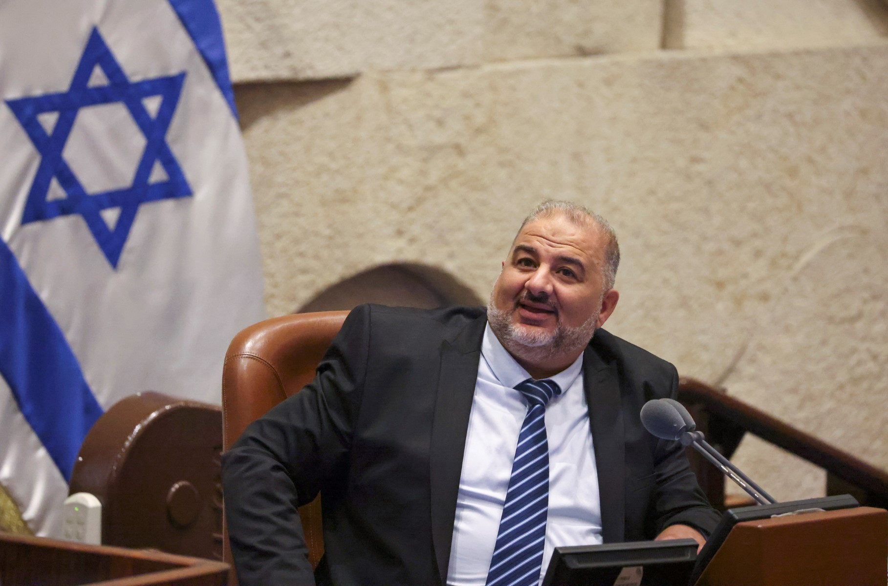 Sur cette photo d'archive prise le 29 juin 2022, Mansour Abbas, chef du parti islamique conservateur israélien Raam, dirige une discussion et un vote sur un projet de loi visant à dissoudre la Knesset (parlement), lors d'une session à Jérusalem. (Photo par Ahmad Gharabli / AFP)