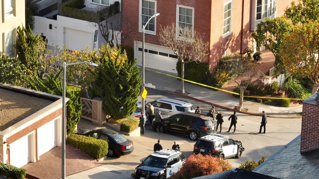 Le suspect de l'agression du mari de Nancy Pelosi inculpé de tentatives de meurtre et d'enlèvement