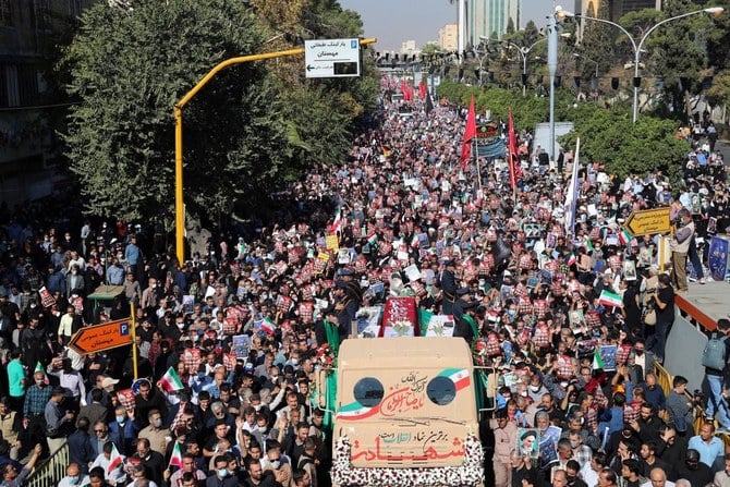 Rassemblement dans la ville de Shiraz, dans le sud du pays, le 28 octobre 2022, pour dénoncer une fusillade de masse dans un sanctuaire clé qui a tué plus d'une douzaine de fidèles. (Photo de l'agence de presse Tasnim / AFP)