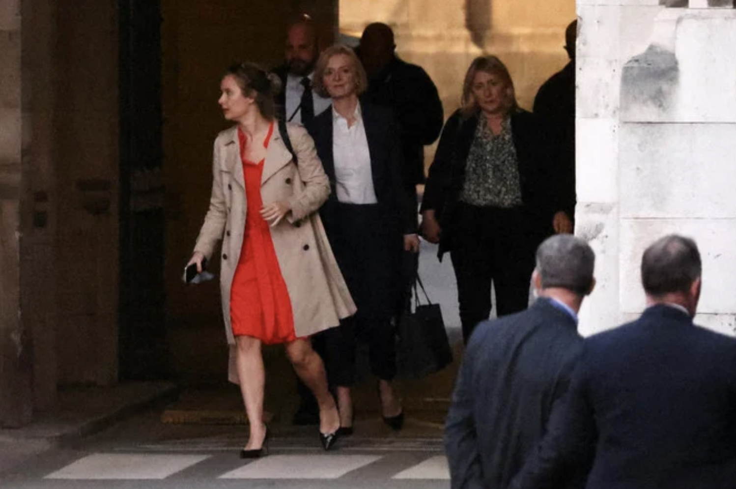 Son plan économique aux orties, Liz Truss s'accroche à Downing Street